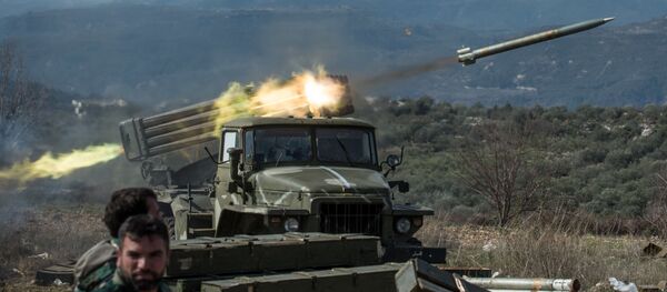 Артиллеристы сирийской армии стреляют из систем залпового огня Град на позициях в провинции Идлиб (10 февраля 2016). Сирия - Sputnik Армения