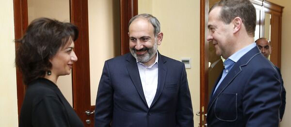 Премьер-министр Армении Никол Пашинян c женой Анной Акопян принимают в своей резиденции главу правительства РФ Дмитрия Медведева - Sputnik Արմենիա