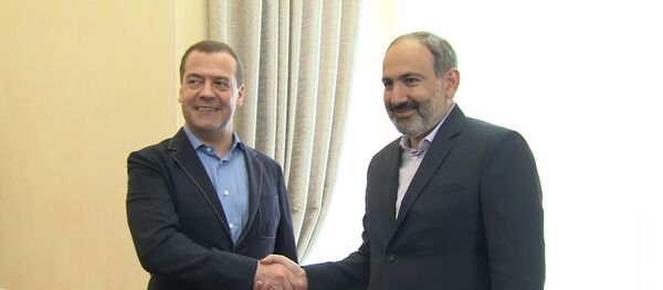 Փաշինյանն իր կառավարական առանձնատանը հանդիպել է Մեդվեդևի հետ - Sputnik Արմենիա