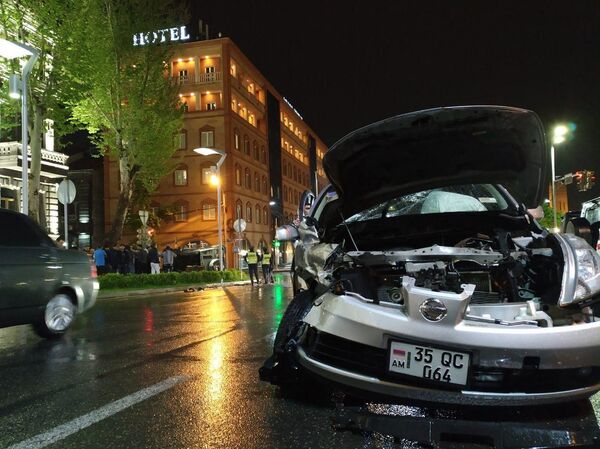 Բախումից Mercedes G-ին շրջվել է. երեք երեխայի տեղափոխել են հիվանդանոց. լուսանկարներ Բախումից Mercedes G-ին շրջվել է. երեք երեխայի տեղափոխել են հիվանդանոց. լուսանկարներ - Sputnik Արմենիա