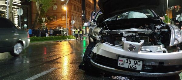 Дорожно-транспортное происшествие на перекрестке улиц Хоренаци и Саркисяна (29 апреля 2019). Еревaн - Sputnik Армения