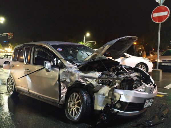 Свалил светофор, столбы, перевернулся: страшное ДТП в Ереване, трое детей — в больнице Свалил светофор, столбы, перевернулся: страшное ДТП в Ереване, трое детей — в больнице - Sputnik Армения