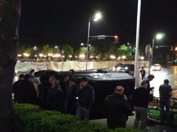 Свалил светофор, столбы, перевернулся: страшное ДТП в Ереване, трое детей — в больнице Свалил светофор, столбы, перевернулся: страшное ДТП в Ереване, трое детей — в больнице - Sputnik Армения