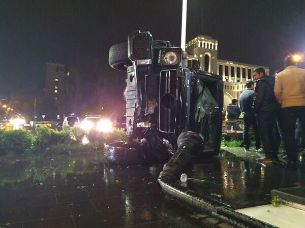 Բախումից Mercedes G-ին շրջվել է. երեք երեխայի տեղափոխել են հիվանդանոց. լուսանկարներ Բախումից Mercedes G-ին շրջվել է. երեք երեխայի տեղափոխել են հիվանդանոց. լուսանկարներ - Sputnik Արմենիա