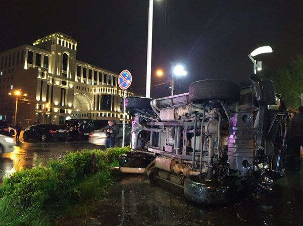 Свалил светофор, столбы, перевернулся: страшное ДТП в Ереване, трое детей — в больнице Свалил светофор, столбы, перевернулся: страшное ДТП в Ереване, трое детей — в больнице - Sputnik Армения
