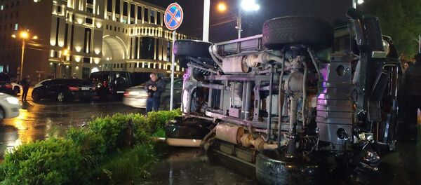 Дорожно-транспортное происшествие на перекрестке улиц Хоренаци и Саркисяна (29 апреля 2019). Еревaн Дорожно-транспортное происшествие на перекрестке улиц Хоренаци и Саркисяна (29 апреля 2019). Еревaн - Sputnik Армения