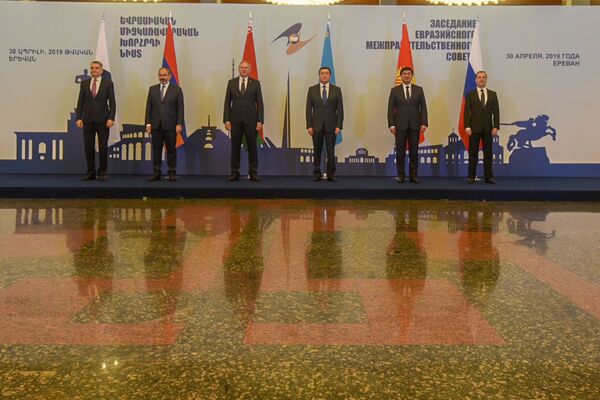 Семья в Армении освоила дело особой важности: у каких флагов встанут Пашинян и Путин - Sputnik Армения