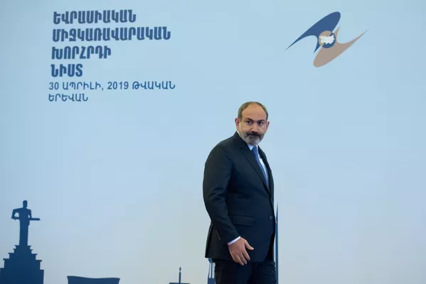 Премьер-министр Армении Никол Пашинян в ожидании участников заседания Евразийского межправительственного совета (30 апреля 2019). Еревaн Премьер-министр Армении Никол Пашинян в ожидании участников заседания Евразийского межправительственного совета (30 апреля 2019). Еревaн - Sputnik Армения