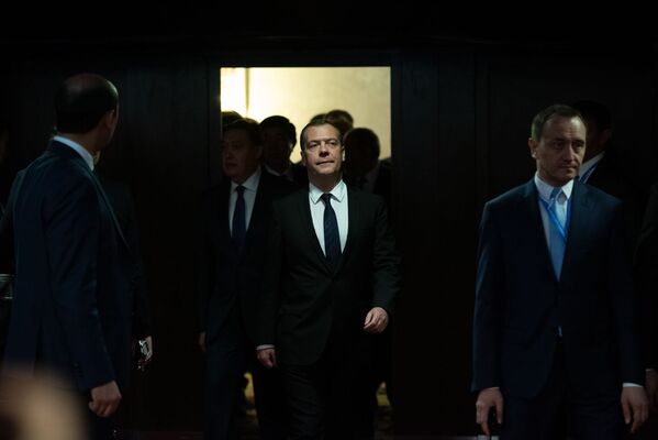 Председатель правительства России Дмитрий Медведев входит в зал заседания Евразийского межправительственного совета (30 апреля 2019). Еревaн - Sputnik Армения