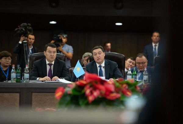 Делегация Казахстана во главе с премьер-министром Аскаром Маминым на расширенном заседании Евразийского межправительственного совета (30 апреля 2019). Еревaн - Sputnik Армения