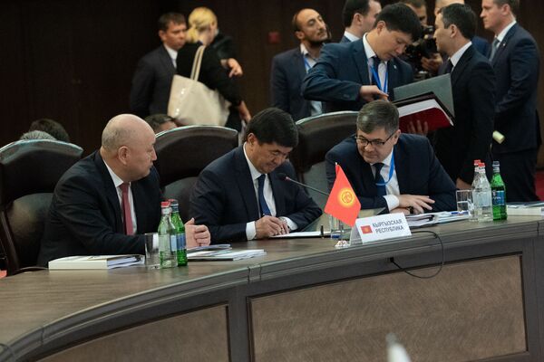 Делегация Кыргызстана во главе с премьером Мухаммедкалыем Абылгазиевым подписывает бумаги на заседании Евразийского межправительственного совета (30 апреля 2019). Еревaн - Sputnik Армения