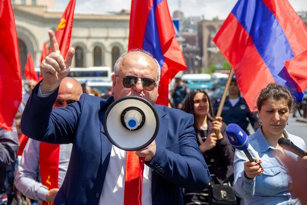 И.о. первого секретаря Компартии Армении Ерджаник Казарян на первомайском шествии в центре столицы (1 мая 2019). Еревaн - Sputnik Армения