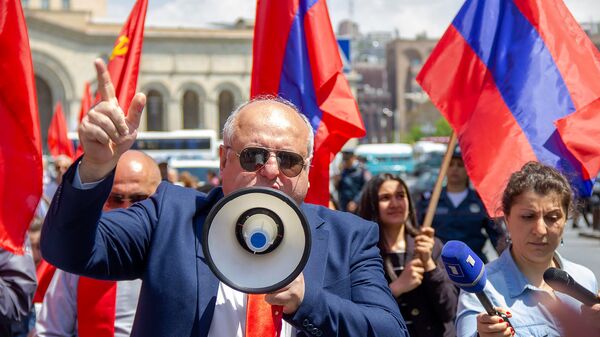 И.о. первого секретаря Компартии Армении Ерджаник Казарян на первомайском шествии в центре столицы (1 мая 2019). Еревaн - Sputnik Արմենիա