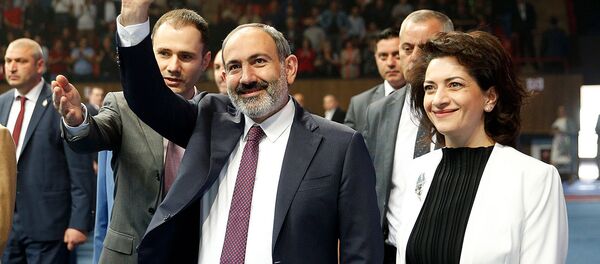 Премьер-министр Никол Пашинян с семьей и спикер НС Арарат Мирзоян с супругой посетили праздничное мероприятие концерна Гранд Холдинг (1 мая 2019). Еревaн - Sputnik Արմենիա