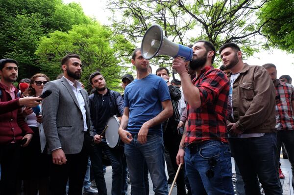 Не убивайте бизнес: владельцы трейлеров-кафе протестуют перед правительством Армении - Sputnik Армения