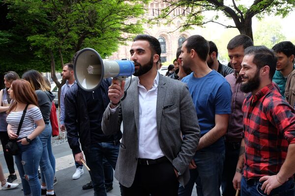 Не убивайте бизнес: владельцы трейлеров-кафе протестуют перед правительством Армении - Sputnik Армения