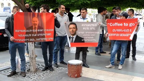 Акция протеста собственников и сотрудников кафе перед Домом правительства (2 мая 2019). Еревaн