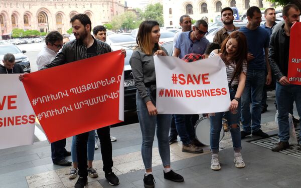 Акция протеста собственников и сотрудников кафе перед Домом правительства (2 мая 2019). Еревaн - Sputnik Армения