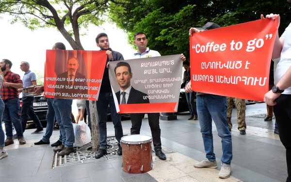 Акция протеста собственников и сотрудников кафе перед Домом правительства (2 мая 2019). Еревaн - Sputnik Армения