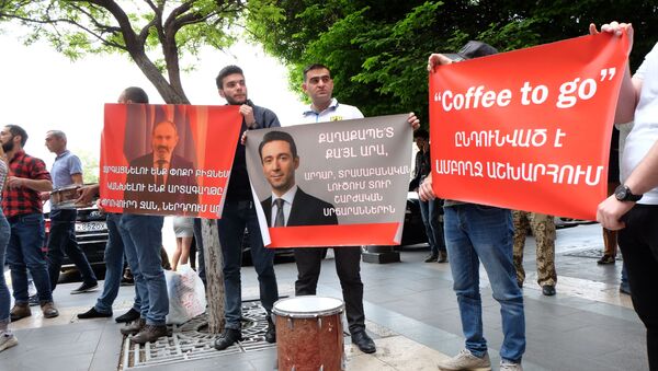 Акция протеста собственников и сотрудников кафе перед Домом правительства (2 мая 2019). Еревaн - Sputnik Արմենիա