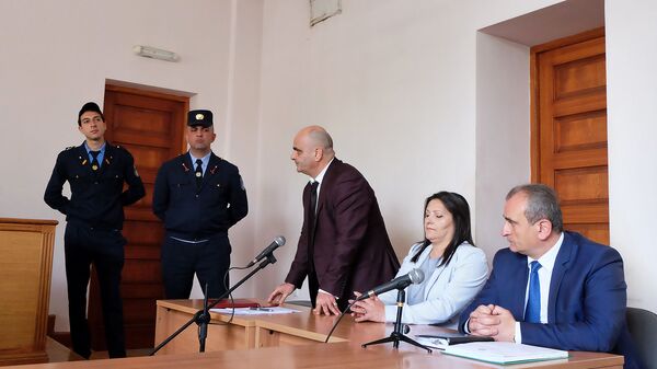 Супруга генерала Манвела Григоряна Назик Амирян с адвокатами на судебном заседании (2 мая 2019). Еревaн - Sputnik Армения