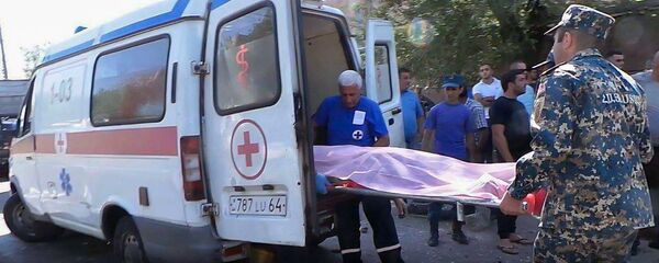 Сотрудники скорой помощи на месте наезда на улице Давида Бека (2 мая 2019). Еревaн - Sputnik Արմենիա