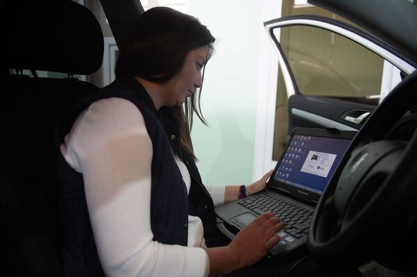 Она одна в Армении чинит машины - почему владелице свадебного салона не мешают ногти - Sputnik Армения