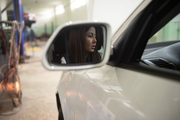 Она одна в Армении чинит машины - почему владелице свадебного салона не мешают ногти - Sputnik Армения