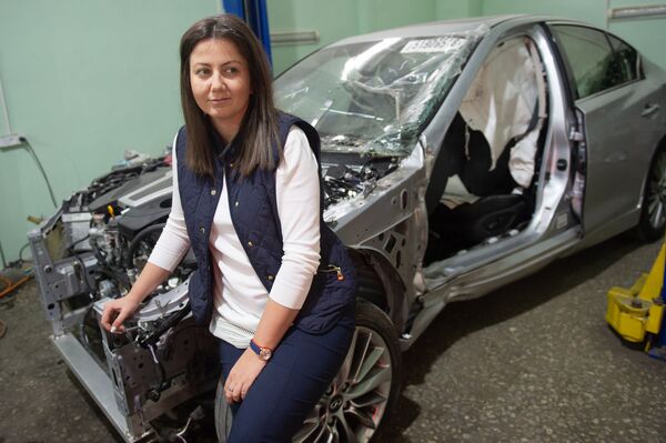 Она одна в Армении чинит машины - почему владелице свадебного салона не мешают ногти - Sputnik Армения