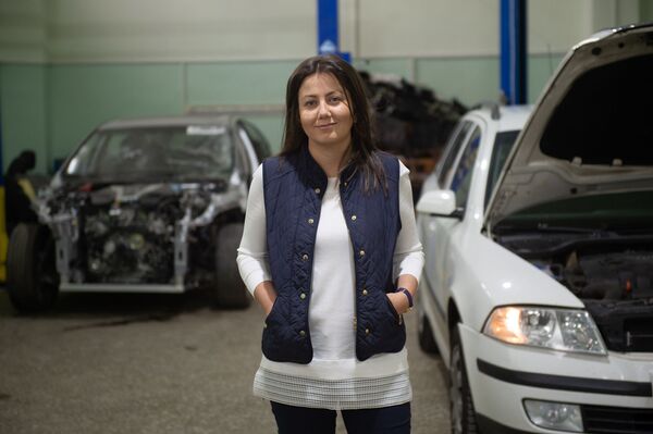 Она одна в Армении чинит машины - почему владелице свадебного салона не мешают ногти - Sputnik Армения