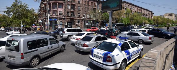 Водители такси заблокировали дорожное движение на улице Абовяна (3 мая 2019). Еревaн - Sputnik Армения