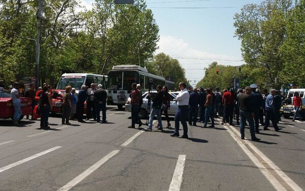 Տաքսու վարորդները փակել են Մաշտոցի պողոտան - Sputnik Արմենիա