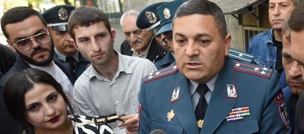 Начальник Дорожной полиции Армении Егор Карапетян встретился с заблокировавшими улицу Абовяна таксистами (3 мая 2019). Еревaн Начальник Дорожной полиции Армении Егор Карапетян встретился с заблокировавшими улицу Абовяна таксистами (3 мая 2019). Еревaн - Sputnik Արմենիա