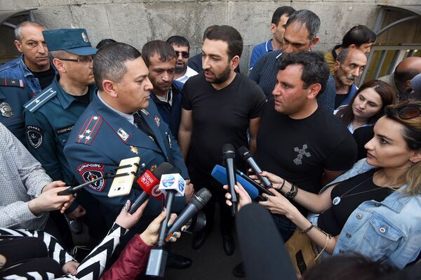 Երթևեկությունը կարգավորվում է. ՃՈ պետը զրուցեց բողոքի ակցիայի ելած տաքսու վարորդների հետ - Sputnik Արմենիա