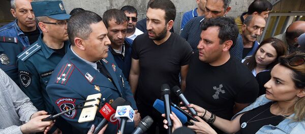 Начальник Дорожной полиции Армении Егор Карапетян встретился с заблокировавшими улицу Абовяна таксистами (3 мая 2019). Еревaн Начальник Дорожной полиции Армении Егор Карапетян встретился с заблокировавшими улицу Абовяна таксистами (3 мая 2019). Еревaн - Sputnik Արմենիա