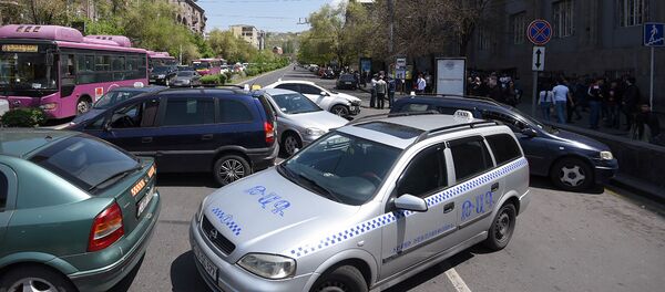 Водители такси заблокировали дорожное движение на улице Абовяна (3 мая 2019). Еревaн Водители такси заблокировали дорожное движение на улице Абовяна (3 мая 2019). Еревaн - Sputnik Արմենիա