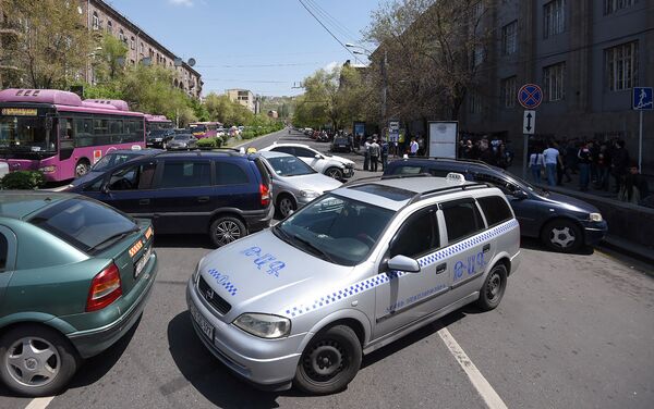 Բողոքի ակցիայի դուրս եկած տաքսու վարորդները  փակել են Աբովյան-Կորյուն փողոցների խաչմերուկը - Sputnik Արմենիա