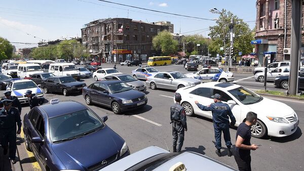 Водители такси разблокировали улицу Абовяна (3 мая 2019). Еревaн - Sputnik Արմենիա