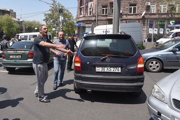 Երթևեկությունը կարգավորվում է. ՃՈ պետը զրուցեց բողոքի ակցիայի ելած տաքսու վարորդների հետ - Sputnik Արմենիա