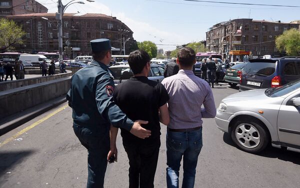 Բողոքի ակցիայի դուրս եկած տաքսու վարորդները  փակել են Աբովյան-Կորյուն փողոցների խաչմերուկը - Sputnik Արմենիա