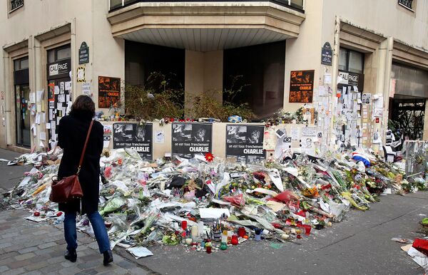 Женщина возле штаб-квартиры журнала Charlie Hebdo, где месяц назад были убиты 12 сотрудников издания (6 февраля 2015). Париж - Sputnik Армения