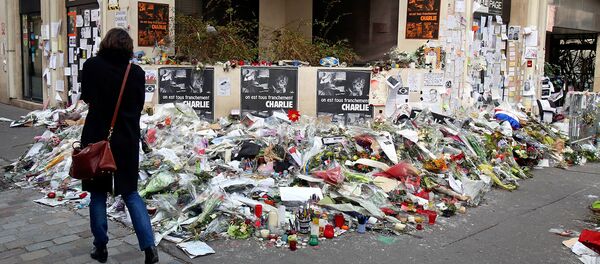 Женщина возле штаб-квартиры журнала Charlie Hebdo, где месяц назад были убиты 12 сотрудников издания (6 февраля 2015). Париж - Sputnik Армения