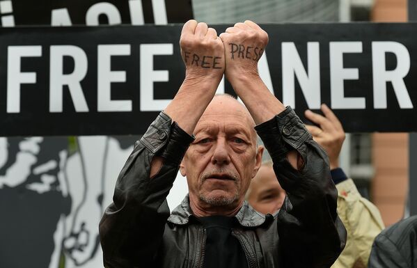Активист с надписью Свободная пресса на руках протестует вместе с активистами Amnesty International и партнерами возле здания Европейского совета, где проходит встреча глав дипкорпуса ЕС и МИД Турции (25 июля 2017). Брюссель - Sputnik Армения