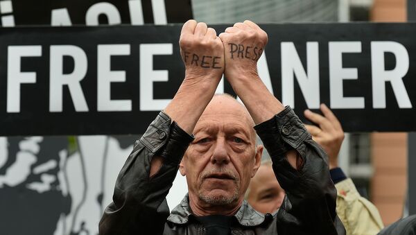 Активист с надписью Свободная пресса на руках протестует вместе с активистами Amnesty International и партнерами возле здания Европейского совета, где проходит встреча глав дипкорпуса ЕС и МИД Турции (25 июля 2017). Брюссель - Sputnik Армения