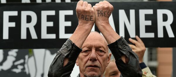 Активист с надписью Свободная пресса на руках протестует вместе с активистами Amnesty International и партнерами возле здания Европейского совета, где проходит встреча глав дипкорпуса ЕС и МИД Турции (25 июля 2017). Брюссель Активист с надписью Свободная пресса на руках протестует вместе с активистами Amnesty International и партнерами возле здания Европейского совета, где проходит встреча глав дипкорпуса ЕС и МИД Турции (25 июля 2017). Брюссель - Sputnik Արմենիա