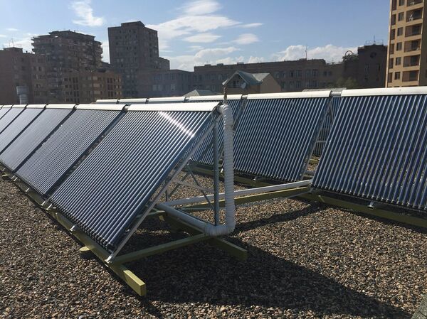 Солнечные батареи на крыше Американского Университета в Армении Солнечные батареи на крыше Американского Университета в Армении - Sputnik Армения