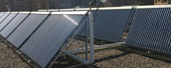 Солнечные батареи на крыше Американского Университета в Армении - Sputnik Армения