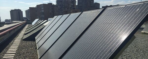 Солнечные батареи на крыше Американского Университета в Армении - Sputnik Армения