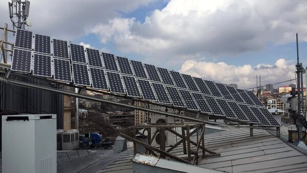 Солнечные батареи на крыше Американского Университета в Армении - Sputnik Армения