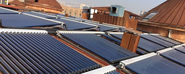 Солнечные батареи на крыше одного из ереванских зданий Солнечные батареи на крыше одного из ереванских зданий - Sputnik Армения